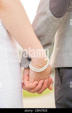 Uomo e donna tenere mani all'aperto Parco Foto Stock