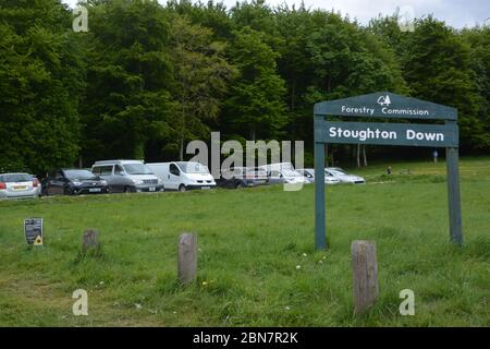 Un parcheggio affollato a Stoughton giù nel South Downs National Park, West Sussex, seguendo il rilassamento delle regole di blocco del coronavirus. Foto Stock