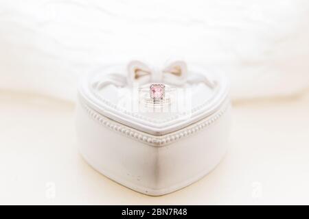 Anelli da sposa in oro bianco su fascetta The Knon Shabby Chic Vintage a forma di cuore Box Foto Stock