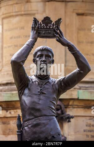 Una statua in bronzo del personaggio shakespeariano Prince Hal (Henry V) parte del monumento Gower nei Bancroft Gardens, Stratford Upon Avon, Inghilterra Foto Stock