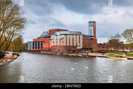 Il nuovo teatro RSC sulle rive del fiume Avon a Stratford upon Avon, rinnovato nel novembre 2010, Warwickshire, Inghilterra Foto Stock