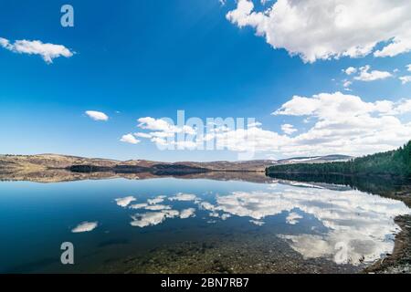 Vista panoramica del lago Vlasina nella Serbia meridionale all'inizio della primavera Foto Stock