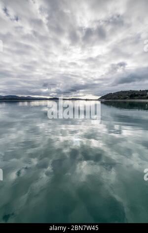 Molo di Beaumaris sulla costa di Anglesey North Wales, guardando verso gli stretti Menai e Bangor Foto Stock