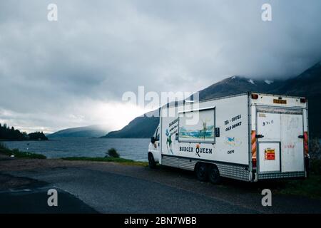 Burger Queen, van fast food, sul Loch Lochy, vicino a Fort William, Scozia, Regno Unito Foto Stock