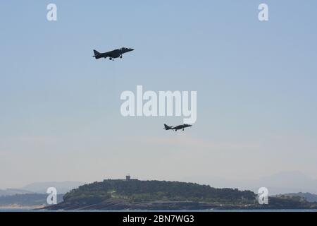 Serie 106 di 165 due McDonnell Douglas AV-8B Harrier II Sorreggia con il Palazzo Magdalena alle spalle al giorno delle forze armate Santander Cantabria Spagna Foto Stock