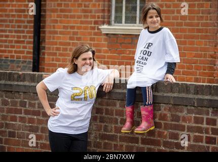 Nico e sua figlia Flori, di Londra, indossano le T-shirt che includono lo slogan: "Se potete leggere questo, siete troppo vicini per COVID" che sono stati lanciati dalla società globale di trasformazione del marchio FutureBrand come un'iniziativa no-profit per contribuire a rafforzare le linee guida chiave di distanza sociale come la nazione emerge dal blocco pandemico del coronavirus. Foto Stock