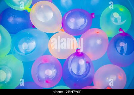 sfondo di palloncini colorati galleggianti in acqua Foto Stock
