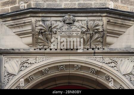 Stemma del Duca di Rutland nell'edificio del Municipio di Bakewell in Derbyshirogothic Foto Stock