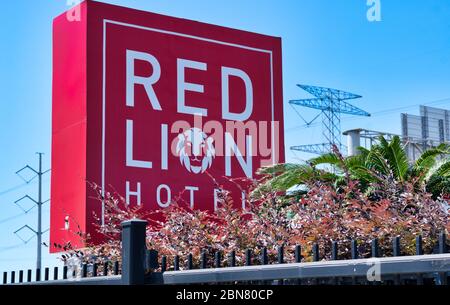 Houston, Texas/USA 04/26/2020: Cartello Red Lion Hotel lungo North Sam Houston Pkwy a Houston, Texas. Catena di alloggi di media scala ed economica fondata nel 1937. Foto Stock