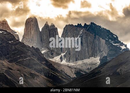 La catena montuosa della Cordillera Paine con le tre Torres del Paine. (Nord, o Torres Monzino, torre a destra.) Foto Stock