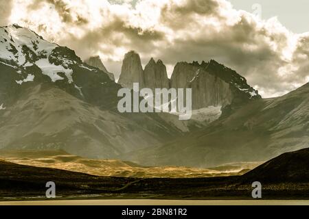 La catena montuosa della Cordillera Paine con le tre Torres del Paine. (Nord, o Torres Monzino, torre a destra.) Foto Stock