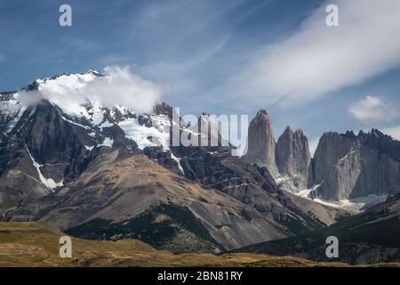 La catena montuosa della Cordillera Paine con le tre Torres del Paine. (Nord, o Torres Monzino, torre a destra.) Foto Stock