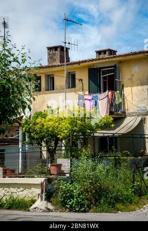 Lavaggio asciugatura su un balcone fuori da una casa nel centro storico, Corfù, Grecia. Foto Stock