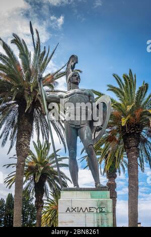 Statua di Achille nei giardini del Palazzo Achilleion a Corfù, Grecia. Foto Stock