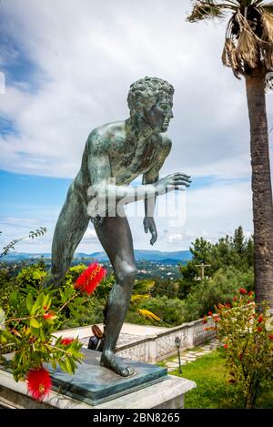 Statua nei giardini del Palazzo Achilleion a Corfù, Grecia. Foto Stock