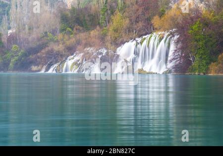 Bella cascata di Roski Slap nel parco nazionale di Krka, Croazia Foto Stock