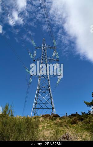 Una torre di trasmissione o di potenza, traliccio elettrico o variazioni è una struttura alta, di solito una torre a traliccio in acciaio usata per sostenere un po in testa Foto Stock