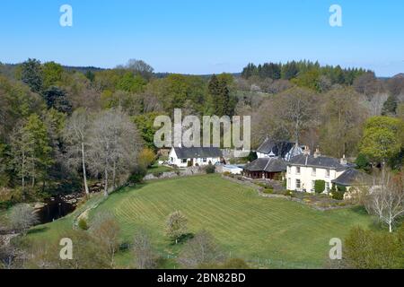 VIA DAVA PERCORSO MORAY SCOTLAND CASE E CHIESA DI EDINKILLIE VISTO DAL VIADOTTO DIVIE IN PRIMAVERA Foto Stock