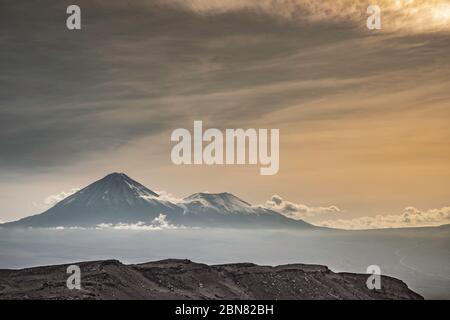 Vista verso il Vulcano Licancabur da Mirador de Kari, Piedra del Coyote , San Pedro de Atacama, El Loa, Antofagosta, Cile Foto Stock