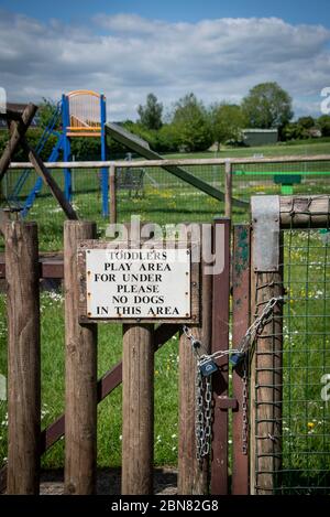 Una vista di un lucchetto che blocca l'ingresso su un parco giochi per bambini a Waterlooville, Regno Unito. Foto Stock