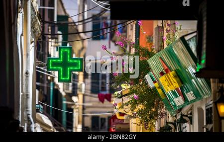 Negozi e un cartello di farmacia a Corfù, Grecia. Foto Stock