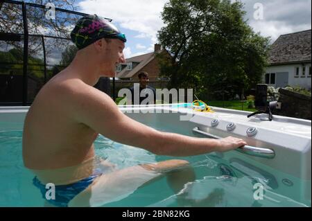 Il nuotatore britannico Luke Greenbank prende i treni in piscina nella casa di ed Baxter a Loughborough, sorvegliato dal pullman Mel Marshall. La piscina era fornita da Jacuzzi in collaborazione con le vasche idromassaggio del Bedfordshire per consentire ai nuotatori olimpici del GB di continuare ad allenarsi a casa per Tokyo 2021 durante l'attuale blocco del Regno Unito. Foto Stock