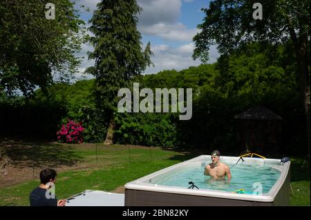 Il nuotatore britannico Luke Greenbank si allena presso la piscina della casa di ed Baxter a Loughborough. La piscina era fornita da Jacuzzi in collaborazione con le vasche idromassaggio del Bedfordshire per consentire ai nuotatori olimpici del GB di continuare ad allenarsi a casa per Tokyo 2021 durante l'attuale blocco del Regno Unito. Foto Stock