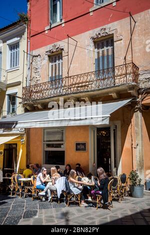 I turisti possono gustare una cena all'aperto all'aperto all'esterno di un bar nella città vecchia di Corfù, Grecia. Foto Stock