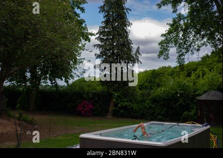 Il nuotatore britannico Luke Greenbank si allena presso la piscina della casa di ed Baxter a Loughborough. La piscina era fornita da Jacuzzi in collaborazione con le vasche idromassaggio del Bedfordshire per consentire ai nuotatori olimpici del GB di continuare ad allenarsi a casa per Tokyo 2021 durante l'attuale blocco del Regno Unito. Foto Stock