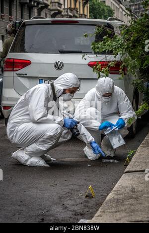 Milano. La polizia scientifica effettua indagini presso la casa di Silvia Romano dopo che un oggetto è stato gettato, forse una bottiglia (Carlo Cozzoli/Fotogramma, Milano - 2020-05-13) p.s. la foto e' utilizzabile nel ripetto del contatto in cui e' stata vista, e senza intenzione diffamatorio del decoro delle persone presentate Foto Stock