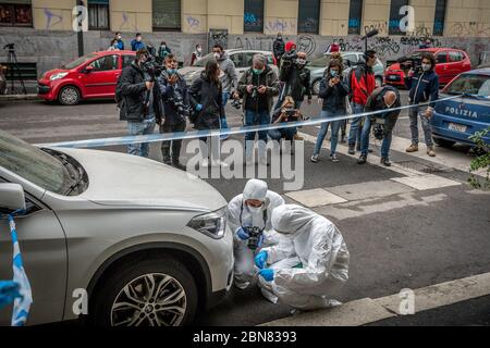 Milano. La polizia scientifica effettua indagini presso la casa di Silvia Romano dopo che un oggetto è stato gettato, forse una bottiglia (Carlo Cozzoli/Fotogramma, Milano - 2020-05-13) p.s. la foto e' utilizzabile nel ripetto del contatto in cui e' stata vista, e senza intenzione diffamatorio del decoro delle persone presentate Foto Stock