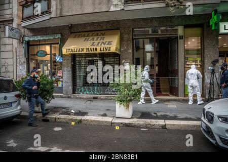 Milano. La polizia scientifica effettua indagini presso la casa di Silvia Romano dopo che un oggetto è stato gettato, forse una bottiglia (Carlo Cozzoli/Fotogramma, Milano - 2020-05-13) p.s. la foto e' utilizzabile nel ripetto del contatto in cui e' stata vista, e senza intenzione diffamatorio del decoro delle persone presentate Foto Stock