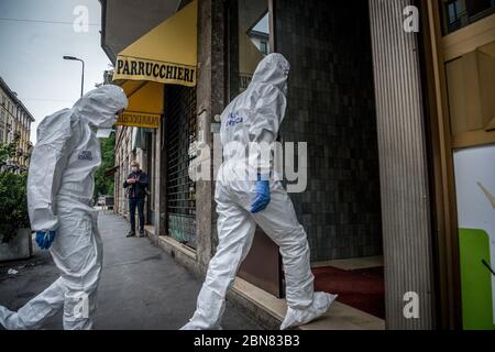 Milano. La polizia scientifica effettua indagini presso la casa di Silvia Romano dopo che un oggetto è stato gettato, forse una bottiglia (Carlo Cozzoli/Fotogramma, Milano - 2020-05-13) p.s. la foto e' utilizzabile nel ripetto del contatto in cui e' stata vista, e senza intenzione diffamatorio del decoro delle persone presentate Foto Stock