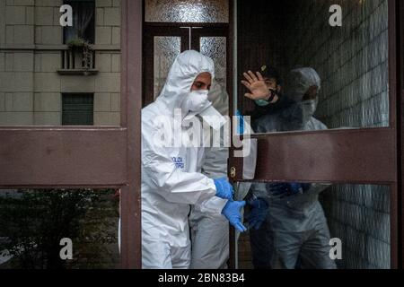 Milano. La polizia scientifica effettua indagini presso la casa di Silvia Romano dopo che un oggetto è stato gettato, forse una bottiglia (Carlo Cozzoli/Fotogramma, Milano - 2020-05-13) p.s. la foto e' utilizzabile nel ripetto del contatto in cui e' stata vista, e senza intenzione diffamatorio del decoro delle persone presentate Foto Stock