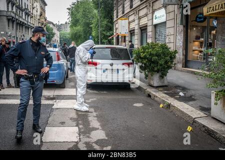 Milano. La polizia scientifica effettua indagini presso la casa di Silvia Romano dopo che un oggetto è stato gettato, forse una bottiglia (Carlo Cozzoli/Fotogramma, Milano - 2020-05-13) p.s. la foto e' utilizzabile nel ripetto del contatto in cui e' stata vista, e senza intenzione diffamatorio del decoro delle persone presentate Foto Stock