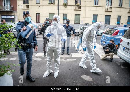 Milano. La polizia scientifica effettua indagini presso la casa di Silvia Romano dopo che un oggetto è stato gettato, forse una bottiglia (Carlo Cozzoli/Fotogramma, Milano - 2020-05-13) p.s. la foto e' utilizzabile nel ripetto del contatto in cui e' stata vista, e senza intenzione diffamatorio del decoro delle persone presentate Foto Stock