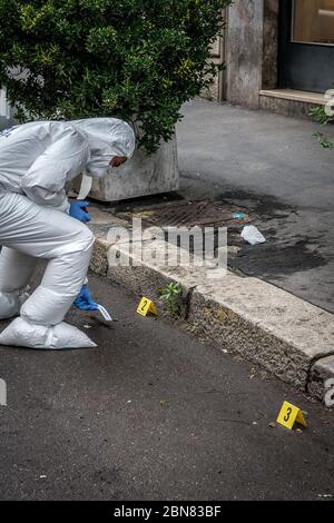 Milano. La polizia scientifica effettua indagini presso la casa di Silvia Romano dopo che un oggetto è stato gettato, forse una bottiglia (Carlo Cozzoli/Fotogramma, Milano - 2020-05-13) p.s. la foto e' utilizzabile nel ripetto del contatto in cui e' stata vista, e senza intenzione diffamatorio del decoro delle persone presentate Foto Stock