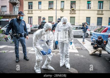 Milano. La polizia scientifica effettua indagini presso la casa di Silvia Romano dopo che un oggetto è stato gettato, forse una bottiglia (Carlo Cozzoli/Fotogramma, Milano - 2020-05-13) p.s. la foto e' utilizzabile nel ripetto del contatto in cui e' stata vista, e senza intenzione diffamatorio del decoro delle persone presentate Foto Stock