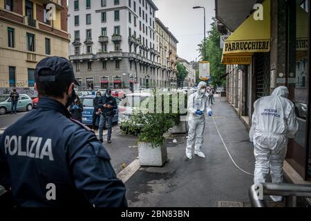 Milano. La polizia scientifica effettua indagini presso la casa di Silvia Romano dopo che un oggetto è stato gettato, forse una bottiglia (Carlo Cozzoli/Fotogramma, Milano - 2020-05-13) p.s. la foto e' utilizzabile nel ripetto del contatto in cui e' stata vista, e senza intenzione diffamatorio del decoro delle persone presentate Foto Stock