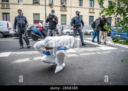 Milano. La polizia scientifica effettua indagini presso la casa di Silvia Romano dopo che un oggetto è stato gettato, forse una bottiglia (Carlo Cozzoli/Fotogramma, Milano - 2020-05-13) p.s. la foto e' utilizzabile nel ripetto del contatto in cui e' stata vista, e senza intenzione diffamatorio del decoro delle persone presentate Foto Stock