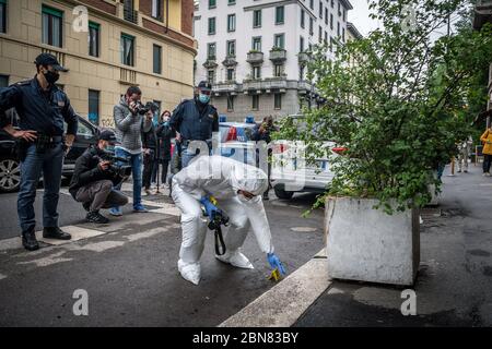 Milano. La polizia scientifica effettua indagini presso la casa di Silvia Romano dopo che un oggetto è stato gettato, forse una bottiglia (Carlo Cozzoli/Fotogramma, Milano - 2020-05-13) p.s. la foto e' utilizzabile nel ripetto del contatto in cui e' stata vista, e senza intenzione diffamatorio del decoro delle persone presentate Foto Stock