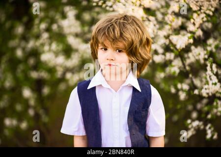 Carino bambino. Identità di genere. Adorabile giardino primaverile per ragazzi. Giornata internazionale dei bambini. Felice infanzia. Bambino sano. Assistenza bambini. Vacanze estive. Ragazzo natura sfondo. Sviluppo di bambini. Asilo. Foto Stock