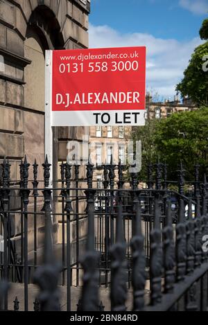 Un cartello "to Let" dell'agente immobiliare attaccato alle ringhiere nella New Town Georgiana di Edimburgo. Foto Stock