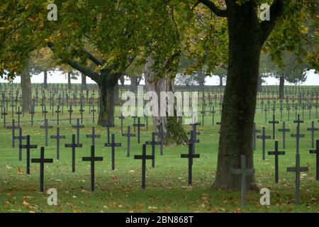 Neuville-St Vaast cimitero di guerra tedesco vicino al villaggio di Neuville-Saint-Vaast nel Nord della Francia. Ci sono 44,833 tombe dei soldi tedeschi della prima guerra mondiale Foto Stock