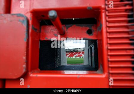 Un veiw attraverso un cancello chiuso all'AESSEAL New York Stadium, sede della squadra di calcio Rotherham United, che attualmente si trova in una posizione di promozione automatica per la League One. Foto Stock