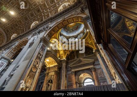 Città del Vaticano, Italia - 10 04 2018: All'interno della Basilica di San Pietro o San Pietro nella Città del Vaticano, Roma, Italia. Ampia vista angolare del lussuoso Renaissa Foto Stock