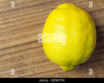 Un limone su un tagliere di legno con spazio per le copie Foto Stock