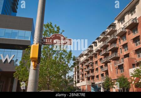Nuovo cartello stradale a Willie Nelson Blvd (W 2nd Street) ad Austin, Texas, USA Foto Stock