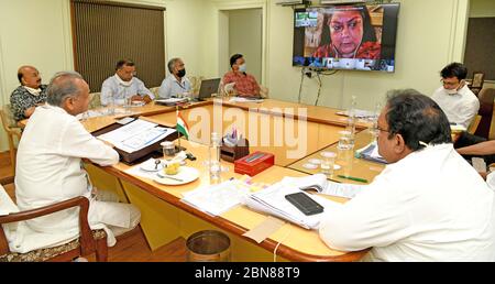 Jaipur, India. 10 maggio 2020. Rajasthan Chief Minister Ashok Gehlot interagisce con l'ex capo ministro Vasundhara Raja via video conferenza su questioni relative alla pandemia di coronavirus, a Jaipur. (Foto di Sumit Saraswat/Pacific Press) Credit: Pacific Press Agency/Alamy Live News Foto Stock