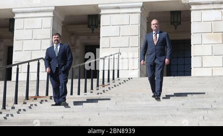 Il Ministro della Sanità dell'Irlanda del Nord Robin Swann e il Chief Medical Officer Michael McBride prima di una conferenza stampa presso gli edifici del Parlamento a Stormont, Belfast. Foto Stock